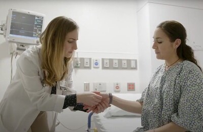 Кодирование Аквилонг в Твери Врач держит пациентку за руку