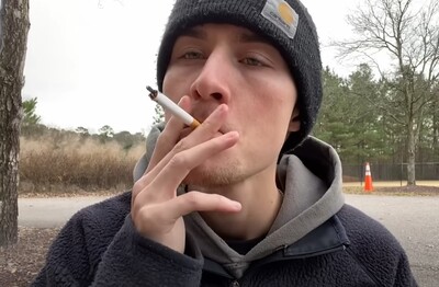 Лечение зависимости от табакокурения в Твери Мужчина с сигаретой делает затяжку