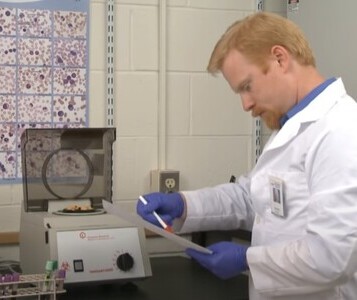 Клиника лечения наркозависимости в Твери Врач в кабинете клиники